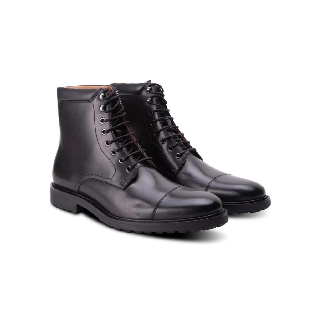 Cap-toe lace up black boot